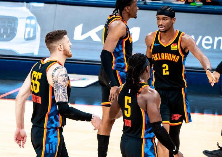 NBA新科秀表现抢眼，助球队逆转取得胜利