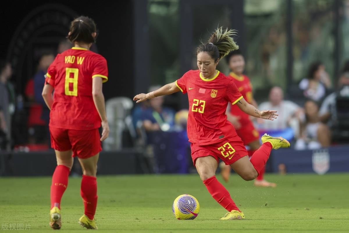 包含赛场焦点：女足明星将率队征战国际比赛的词条